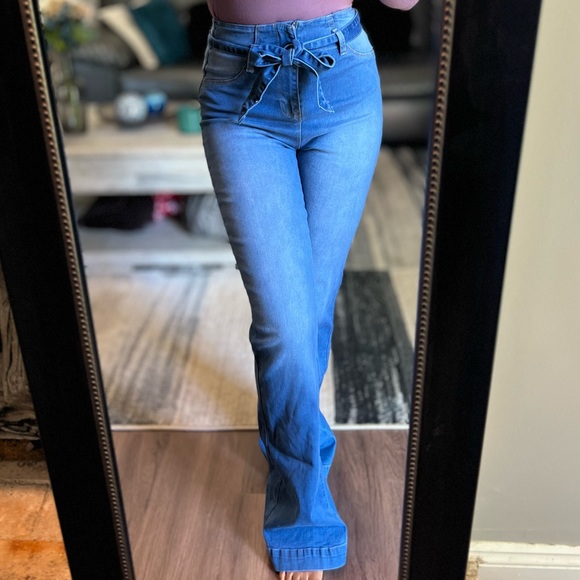 Fashion Nova Tanya Belted Flare High Waisted Jeans, Size 7 M, NWT - Picture 2 of 5